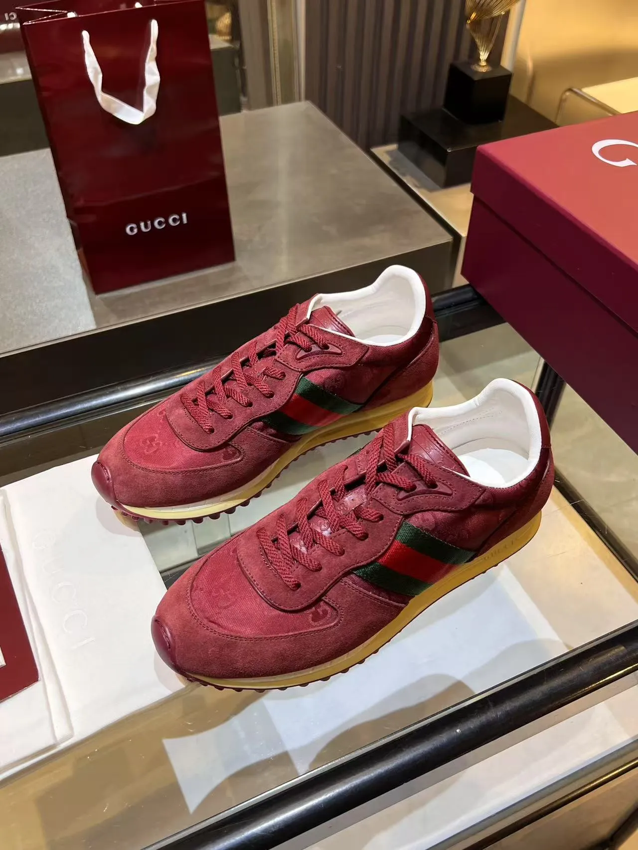 [G Home] P: 660💰 Men's Size: 40-44 (45 customized) Gucci Gucci Top version Latest catwalk style Re-Motion series Thick-soled casual sneakers Original purchase development and production This sneaker has a detachable and adjustable ankle strap, adding a dynamic item to the 2025 spring and summer series. The light and flexible outsole has been specially treated and is filled with a strong retro style. Exquisitely packaged at the delivery counter🛍📦 ▪️Fabric: Original customized imported first-layer cowhide ▪️Inner lining: Original customized breathable mesh ▪️Sole: Original molded TPU material ▪️Sole thickness: 3.5CM